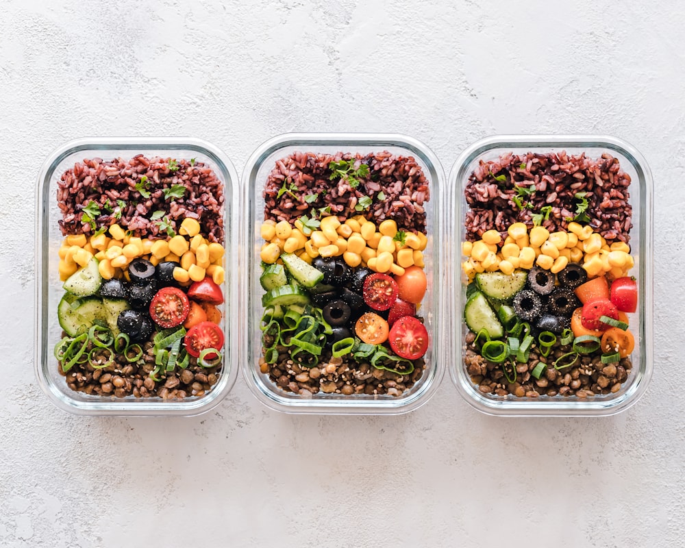 Atleta in allenamento con alimentazione equilibrata